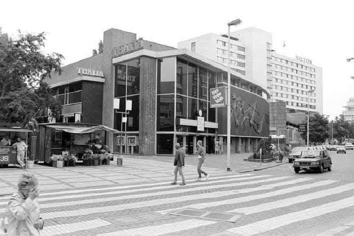 Het Bioscoop Thalia op de Kruiskade bij de hoek van de Lijnbaan met op de achtergrond het hilton hotel. 1982