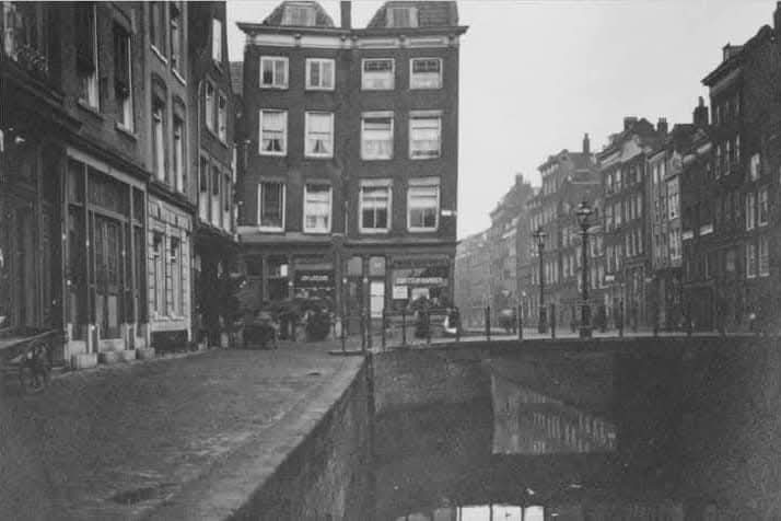 Gezicht op het Groenendaal bij de Valkenbrug en Valkensteeg. 1911
