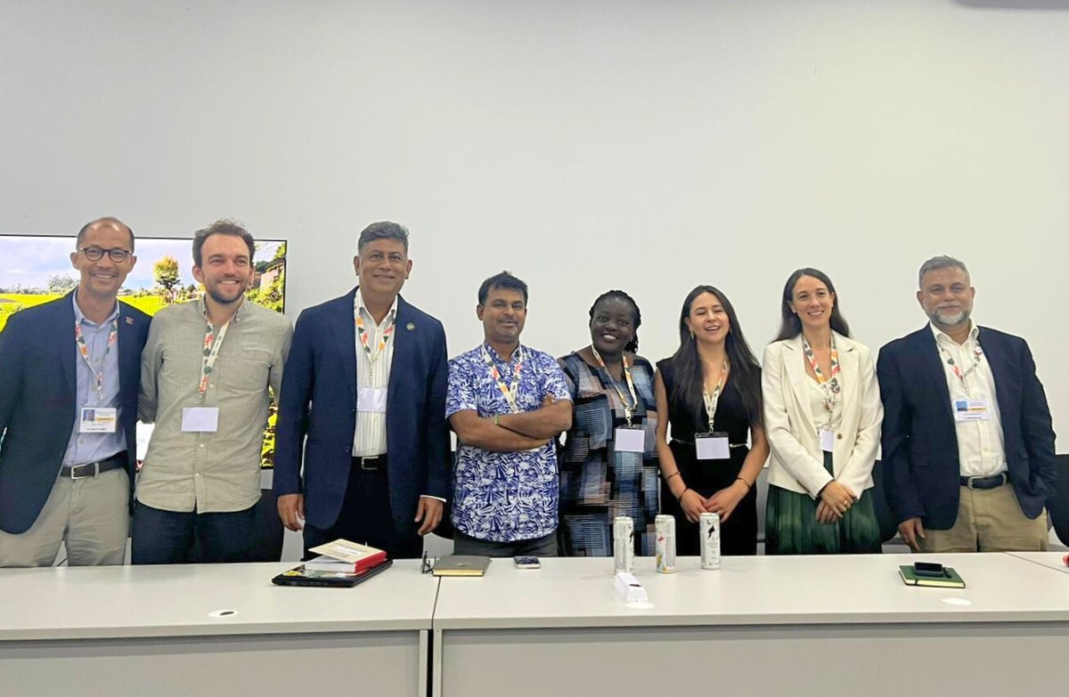BiovIntCIAT_eng's tweet image. 📢💚 At #COP30, 👩‍🌾 @MarceQuinteroT identified farmers as agents of change, 👩‍🔬 @MaElizaJV highlighted agroecology’s role in building resilience, while 🏛️ Chiara Villani emphasized the role of policy in driving sustainable change. 
👉 allbiociat.org/49Ga5ws
