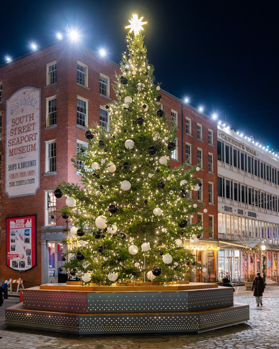 TheSeaportNYC's tweet image. The holidays start here. Our annual Tree Lighting is set for Tuesday, 12/2! Get ready for a festive evening filled with live music, seasonal treats, visits with Santa, and plenty of holiday cheer.

Come feel the sparkle!🎄✨
RSVP ➤ bit.ly/3tH0gYZ
#TheSeaport