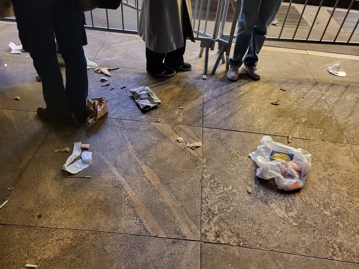 hsisgolden's tweet photo. Non ho parole per descrivere quello a cui ho assistito stasera. Oltre la mancanza di rispetto, con gli spintoni a causa cui non si respirava, anche la maleducazione per lo schifo che avete lasciato davanti , rompendo vasi e piante. Siete veramente dei pazzi patologici. https://t.co/f1KdxtERSI