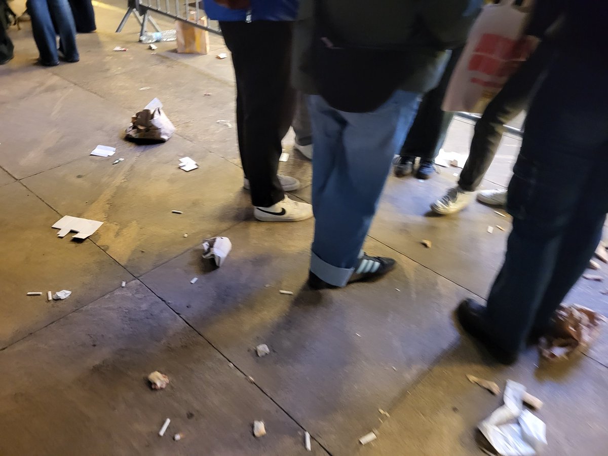 hsisgolden's tweet photo. Non ho parole per descrivere quello a cui ho assistito stasera. Oltre la mancanza di rispetto, con gli spintoni a causa cui non si respirava, anche la maleducazione per lo schifo che avete lasciato davanti , rompendo vasi e piante. Siete veramente dei pazzi patologici. https://t.co/f1KdxtERSI