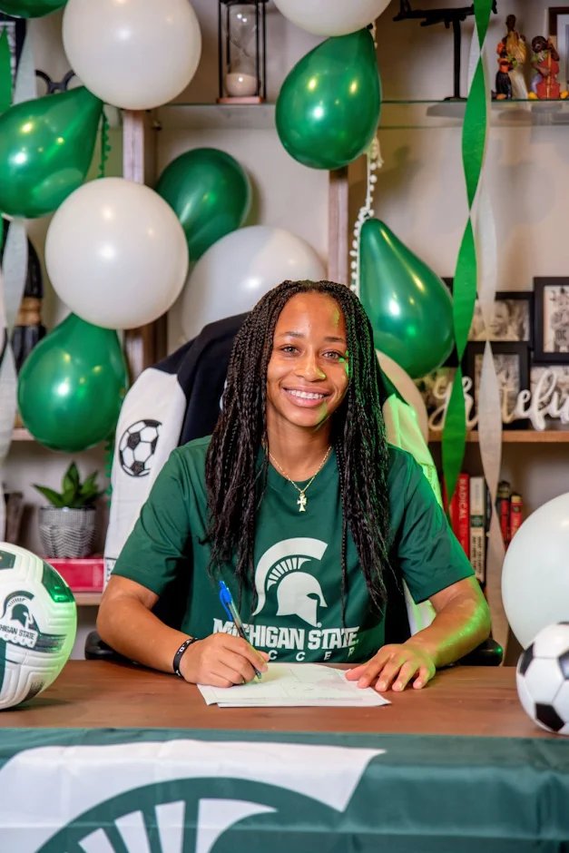 MekenzieRogers1's tweet image. Proverbs 3:5
“Trust in the Lord with all your heart.”
So excited to make it official ✍🏽Grateful for everyone who helped me get here — can’t wait for this next chapter at Michigan State 💚🤍 
@MSU_wsoccer #NationalSigningDay #EclipseNation @EclipseSelectSC @ImYouthSoccer