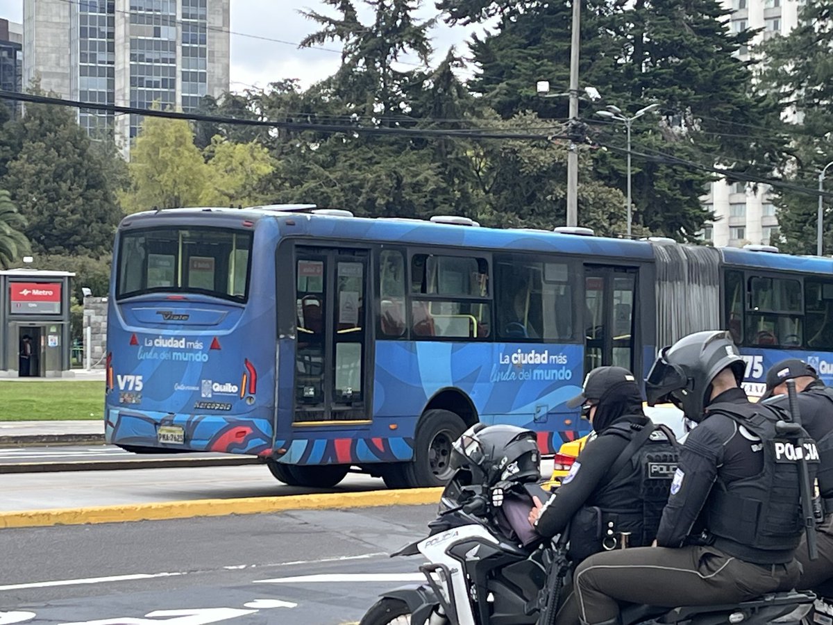 s_k_i_p_p_e_r's tweet image. ⁦@NoNegligencia⁩ para su colección. Dañado en av. seis de diciembre y patria.