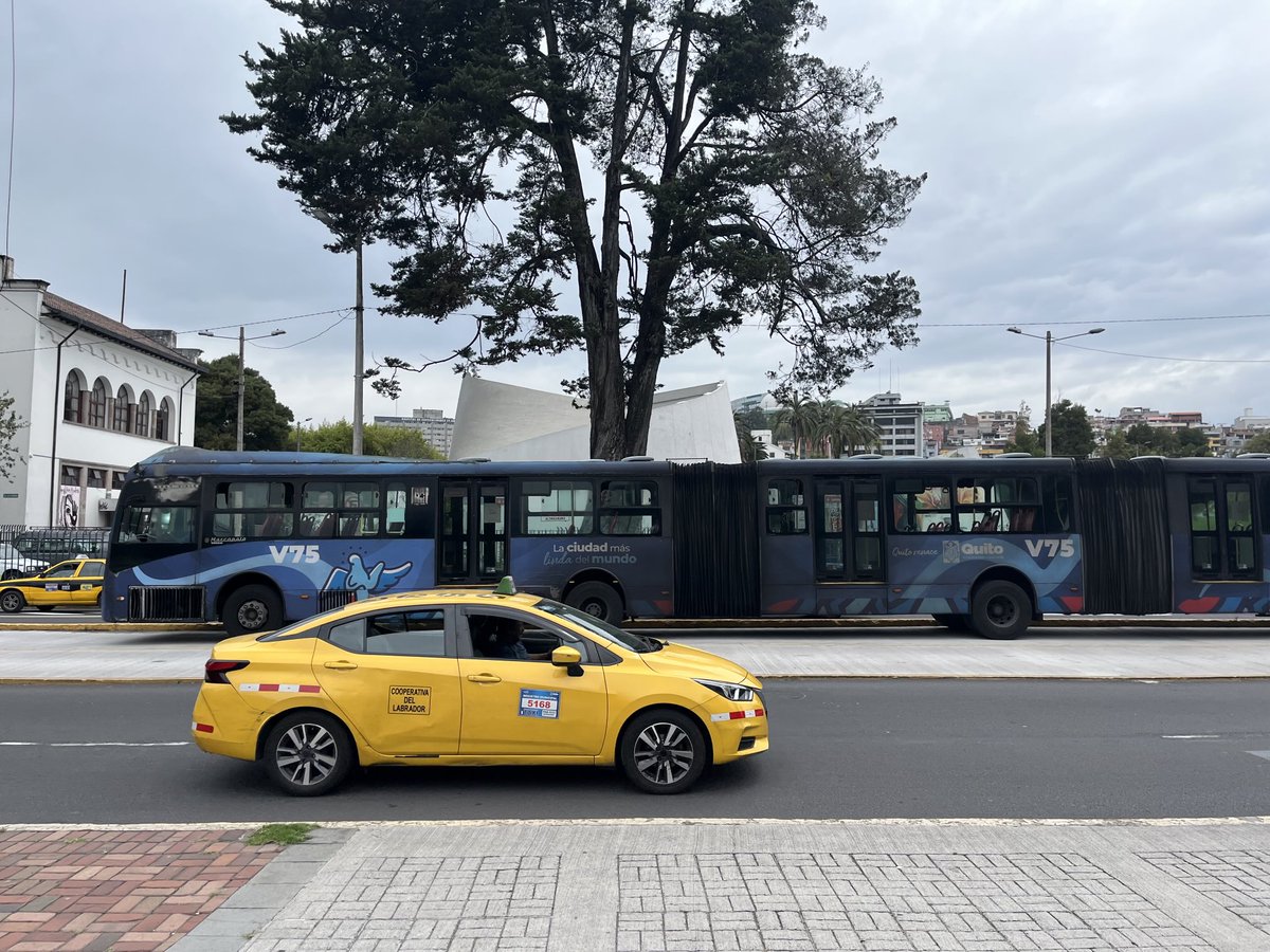 s_k_i_p_p_e_r's tweet image. ⁦@NoNegligencia⁩ para su colección. Dañado en av. seis de diciembre y patria.