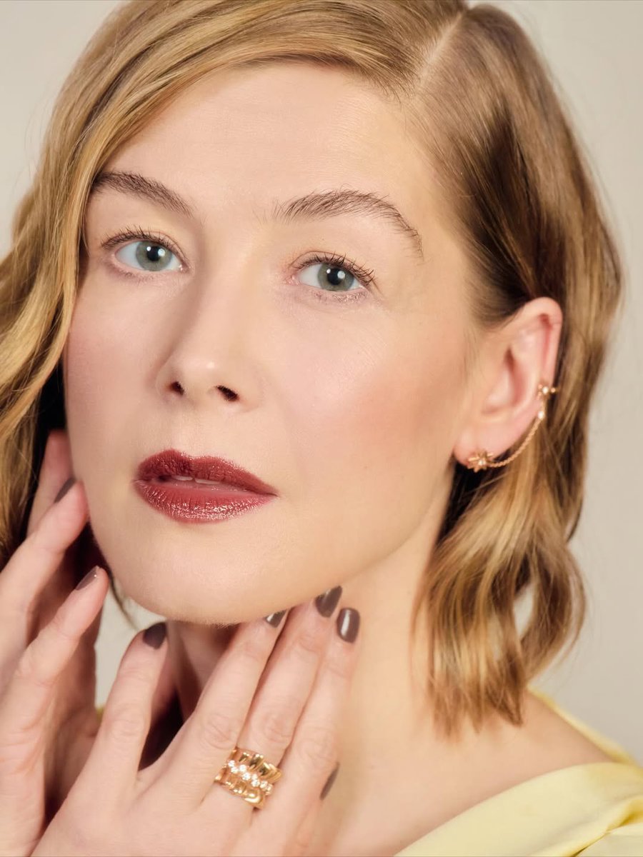 when you're in a serving face competition and your opponent is rosamund pike