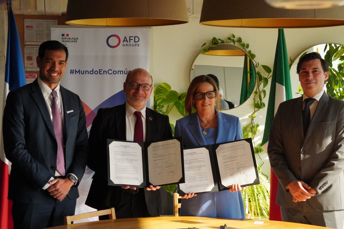 AFD_es's tweet photo. #México 🇲🇽 | Cuando el sector público y privado obran a favor del clima, la transición verde se acelera.  El #GrupoAFD, mediante @Proparco, y @CEMEX unen fuerzas para impulsar #descarbonización #industrial y #EconomíaCircular. El futuro se construye con alianzas que transforman♻️ https://t.co/dFCD88Xfh2