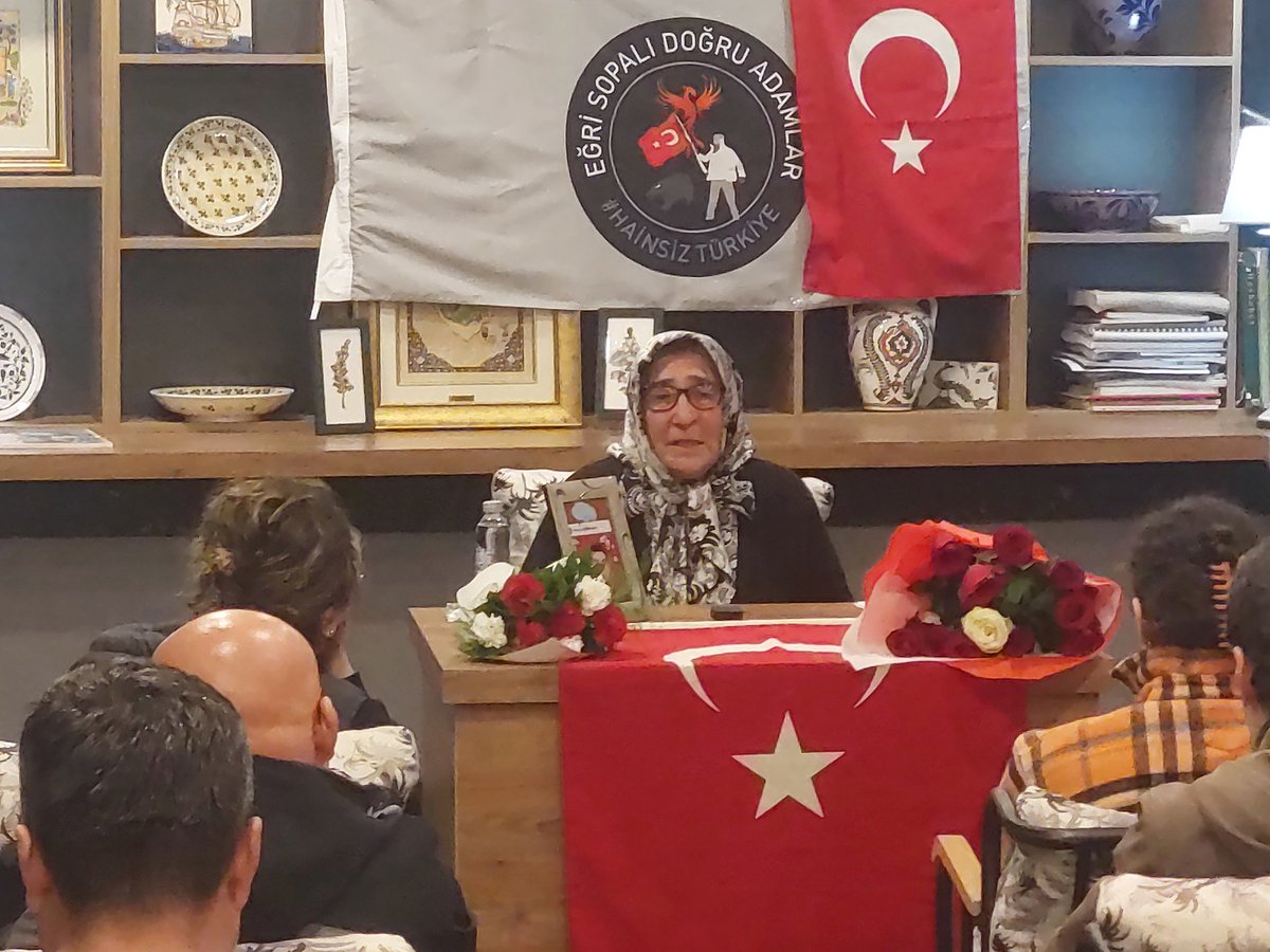 Şehit Anaları Derneği Genel Başkanı <a href="/Pakize_Akbaba/">Pakize Akbaba</a> Sn. Pakize Akbaba <a href="/Migazider/">MuharipGazi</a>
İle birlikte yaptığı Adalet Masası Çalışması sırasında Ankara'da gençlerle bir araya geldi.
Bu söyleşi için gerekli hazırlıkları yapan Başta Sn. <a href="/CVPSerkanOz/">Serkan Öz</a> olmak üzere, Sn. <a href="/AyseUlku06/">Ayşe Ülkü</a> , Sn.