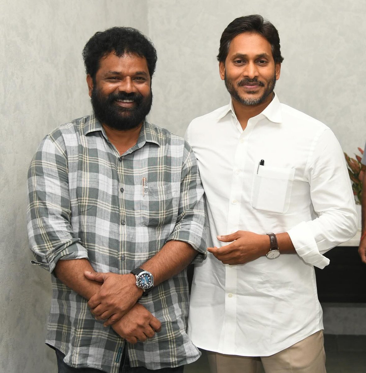 NandigamSuresh7's tweet image. ఈరోజు మాజీ ముఖ్యమంత్రి వర్యులు YS జగన్మోహన్ రెడ్డి గారితో మీ నందిగం సురేష్. 
#NandigamSuresh #YSJagan #YSRCP #andhrapradesh