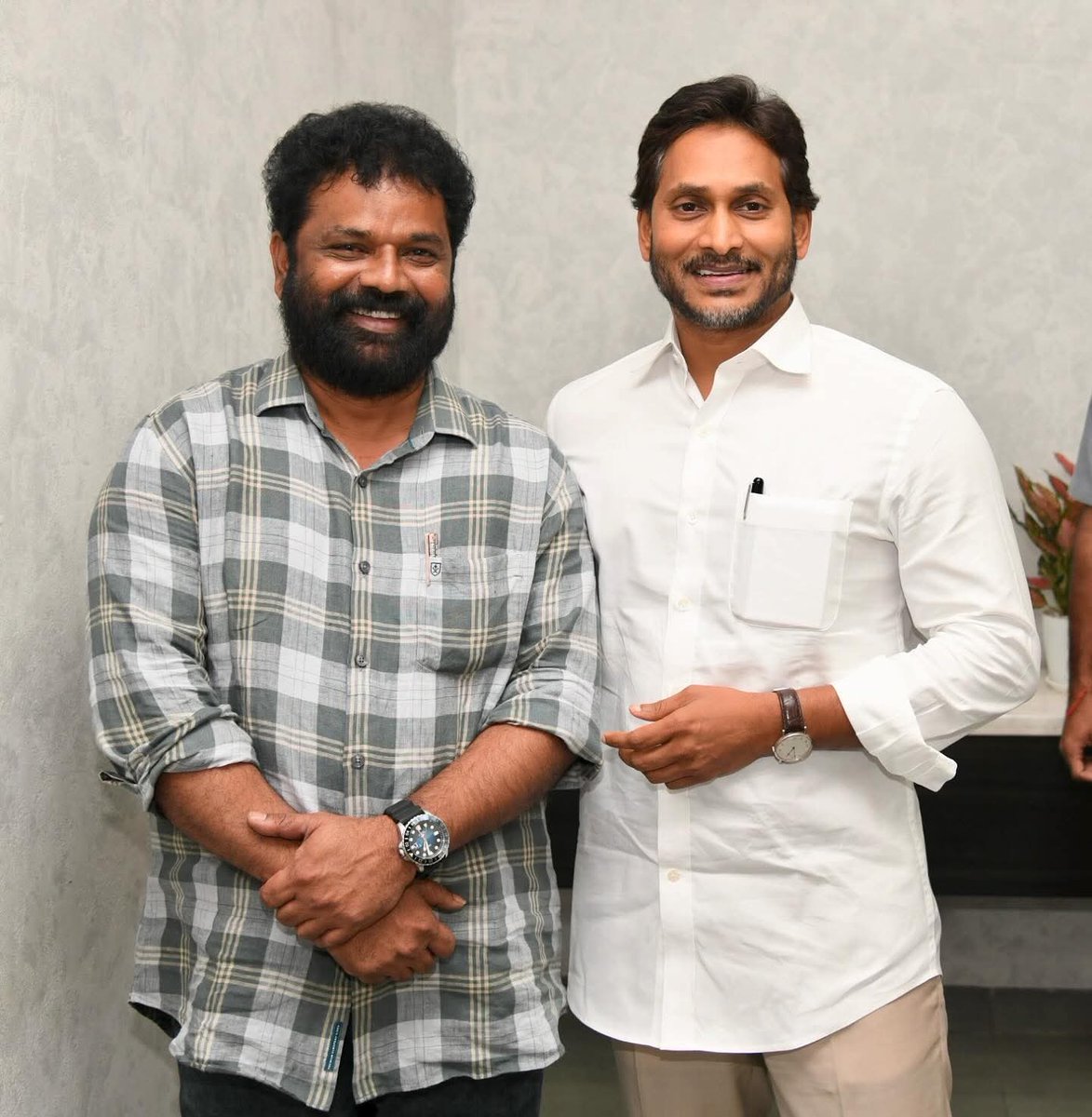 NandigamSuresh7's tweet image. ఈరోజు మాజీ ముఖ్యమంత్రి వర్యులు YS జగన్మోహన్ రెడ్డి గారితో మీ నందిగం సురేష్. 
#NandigamSuresh #YSJagan #YSRCP #andhrapradesh