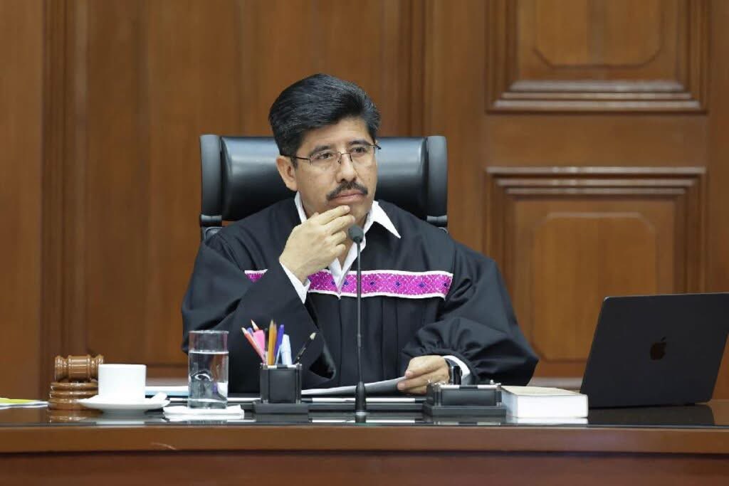 La justicia alcanzó a los poderosos.
La <a href="/SCJN/">Suprema Corte</a> desechó por unanimidad el amparo de Grupo <a href="/ElektraMx/">Elektra México</a>: <a href="/RicardoBSalinas/">Don Ricardo Salinas Pliego</a> deberá pagar más de 33 mil millones al SAT.

En la #4T ya no hay intocables.
Hoy la Corte está del lado del pueblo, no de unos cuantos. 🇲🇽✊🏼

#JusticiaFiscal