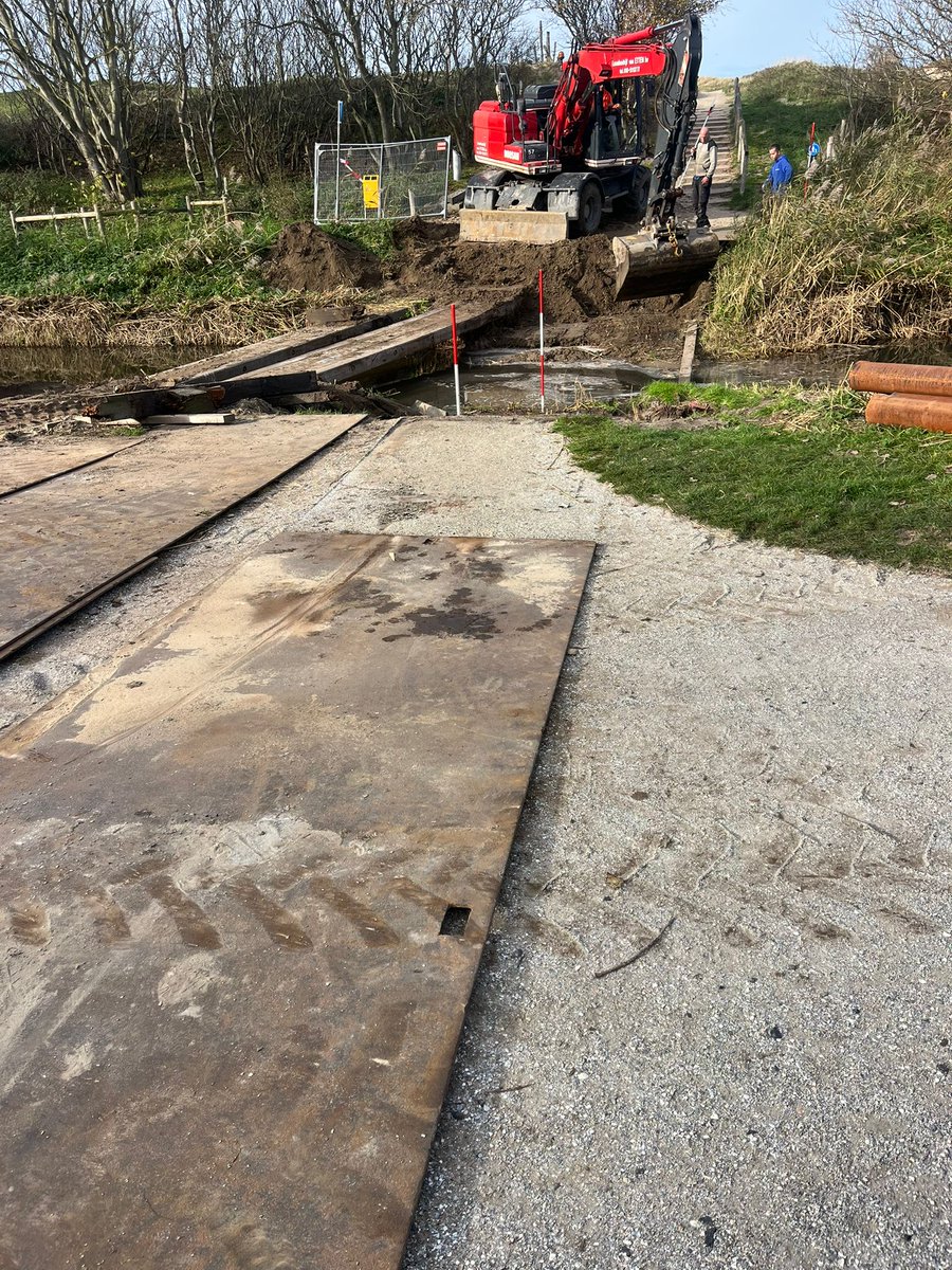 ptvanderplas's tweet photo. De voetgangersbrug thv Titan (Katwijk Noord) naar de Coepelduinen is vervangen. 
Deze brug is vanuit noodzakelijk planmatig onderhoud vervangen. 
De aansluitende openbare ruimte rondom de brug wordt nog aangepast. https://t.co/oiHDgrIpRg