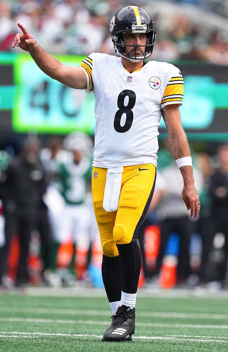 Aaron Rodgers stats so far in 2025. 

🏈 Passing Yards: 1,835 

🏈 Touchdowns: 18 

🏈 Ints: 7 

🏈 Completion Percentage: 66.8

Thoughts on his season so far? 

Should he come back for one more year?