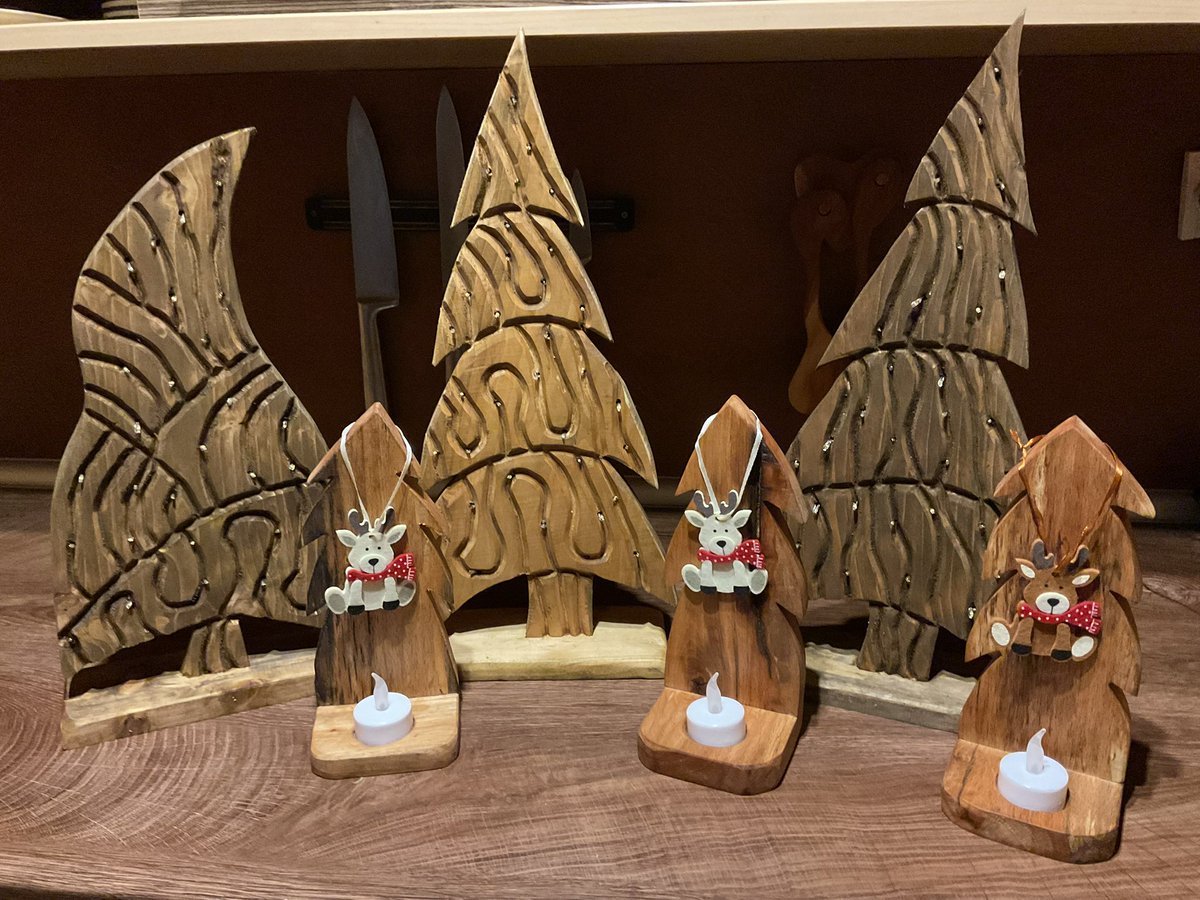 tri drvene jelkice na stanju, žute lampice. boja oraha. visina oko 40-45cm. cena 2.500din+ptt. slanje posle uplate.