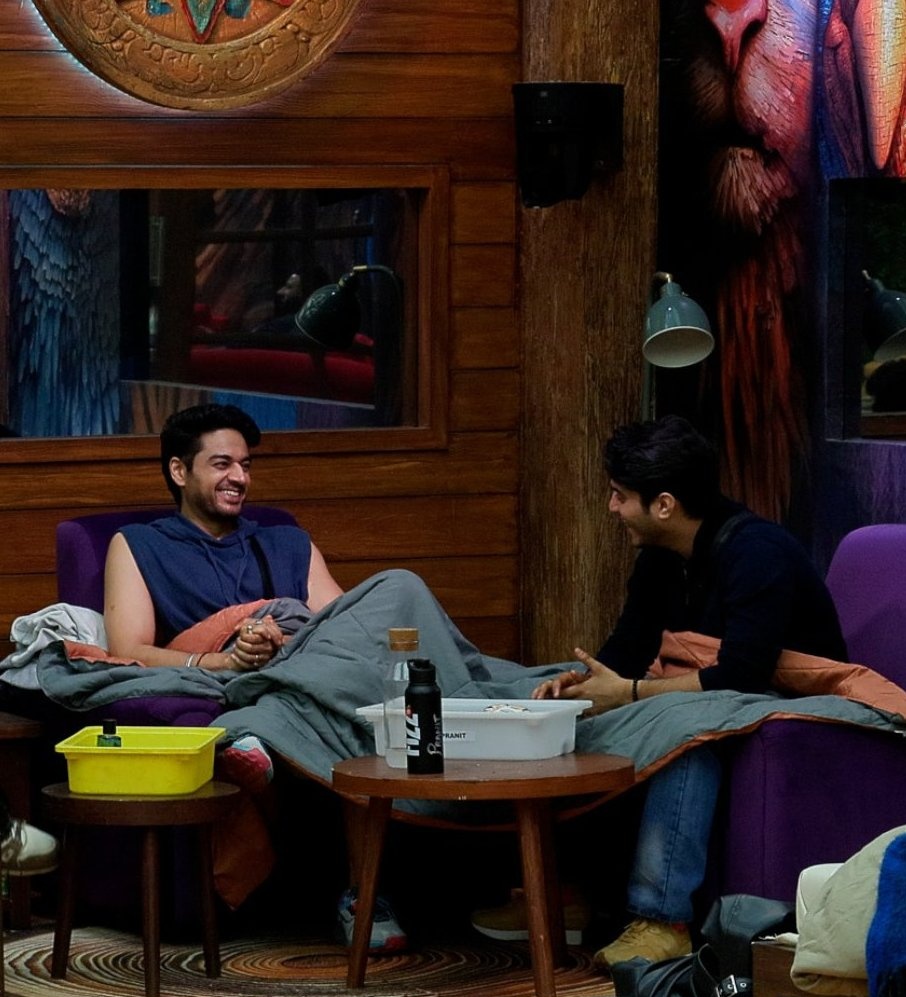 iam_avp's tweet photo. Ye kalyug hai , yaha log achhai nahi burai dekhna chahte hai!
Farhana and Amal are still in the show even after saying derogatory things but real and genuine personality is no longer part of the show. This clearly shows that
BIGGBOSS USE MRIDUL
#BiggBoss19 https://t.co/kS8WEqYp9x