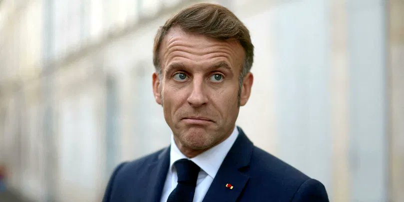 Macron croit rendre hommage, il s’écoute parler.
La douleur n’a pas besoin de metteur en scène,
elle demande seulement qu’on se taise.
🕯️ #13novembre