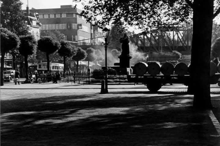 Gezicht op de Grote Markt met het standbeeld van Erasmus in 1939