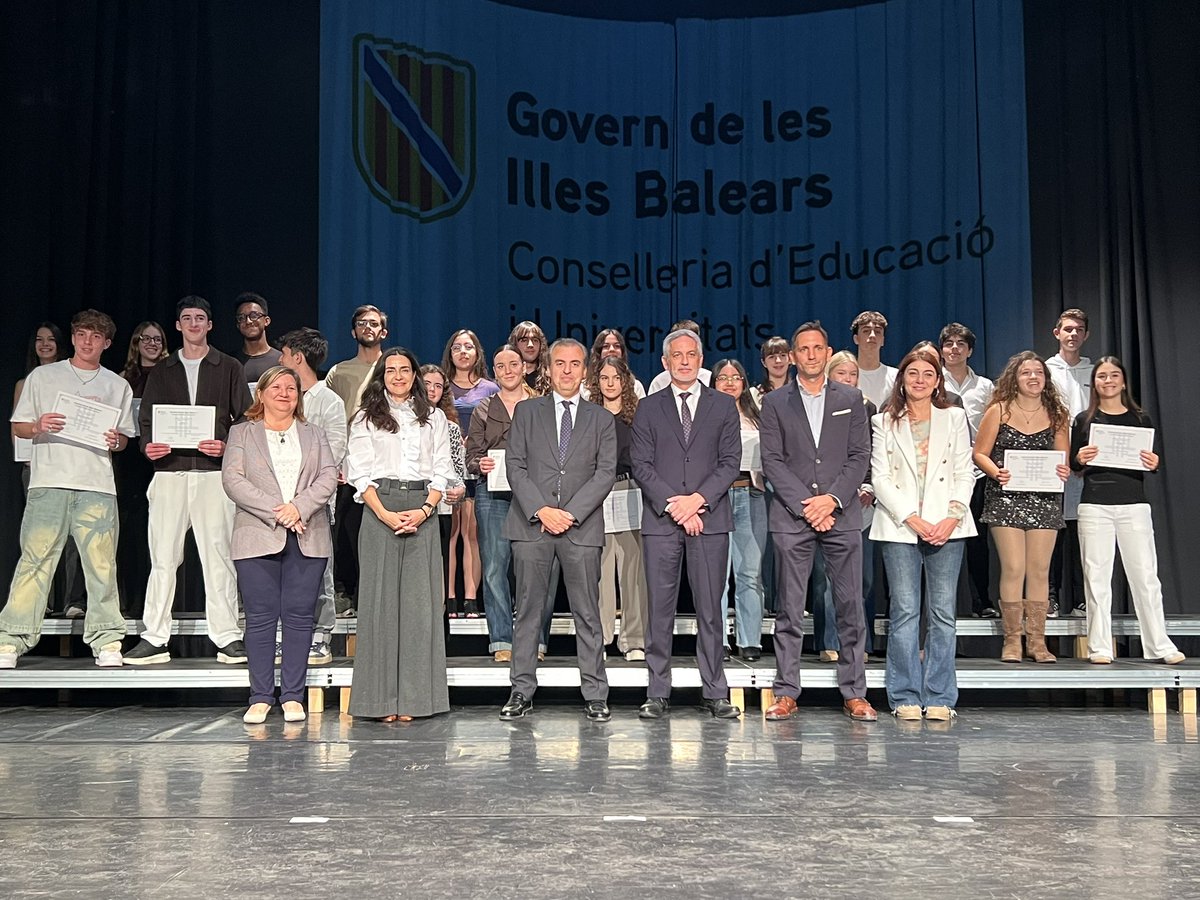 👏🏻 Més de 130 alumnes d’Eivissa de Primària, ESO, FP i Adults han rebut avui els premis a l’excel•lència acadèmica de la Conselleria d’Educació del <a href="/goib/">Govern de les Illes Balears</a>: la consellera <a href="/sararamnrosell/">Sara Ramón Roselló</a> els ha felicitat assenyalant que l’esforç, constància i dedicació tenen els seus resultats.