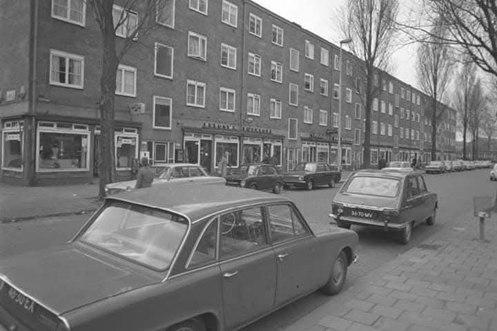 De Peppelweg met onder meer Bergsma Bijenkorf, Van Alphen Banket en de snackbar op de hoek, 1970