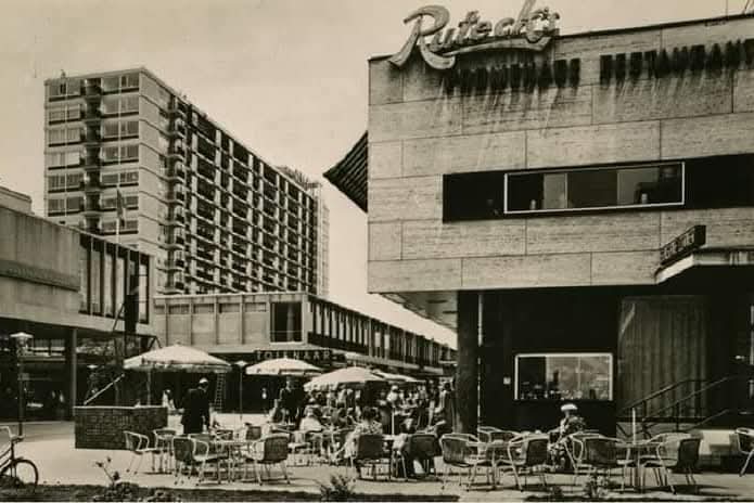 De Lijnbaan met rechts Ruteck's restaurant omstreeks 1960