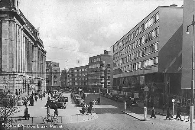 De Meent met links de postkantoor gezien vanaf de coolsingel 1938