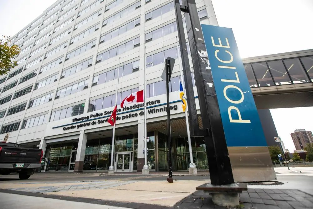 Cancelling traffic tickets issued to officers’ friends has been a pervasive practice throughout the Winnipeg Police for years, a retired officer says. “It’s been common since the beginning of time, it’s all about who you know” Never ends with this group.
 winnipegfreepress.com/breakingnews/2…