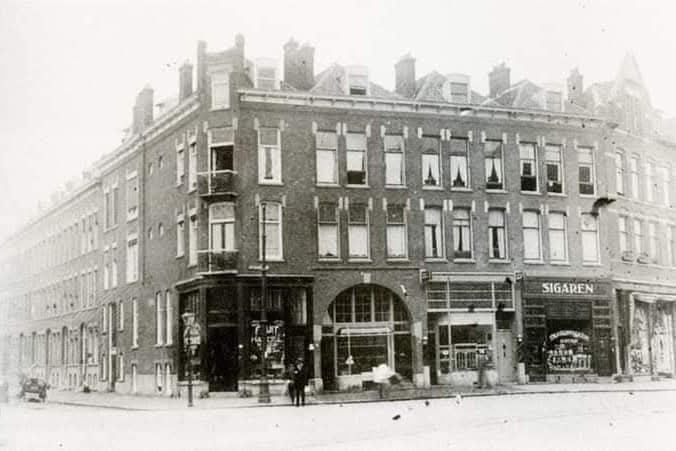 Het Middellandplein rond 1924 met links de Joost van Geelstraat