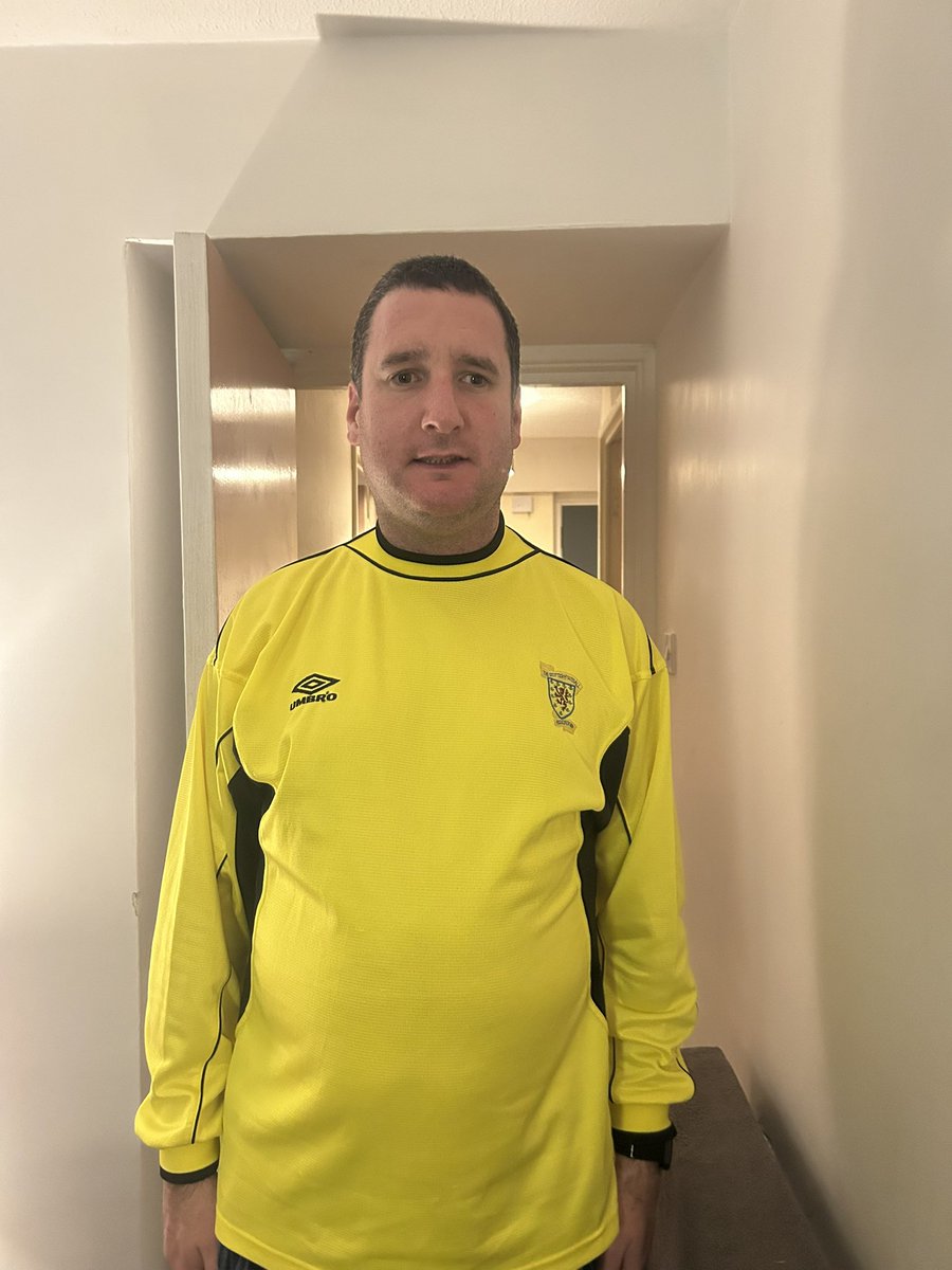 Since it’s the last international break of the year it’s time to wear one of my latest purchases from cornerflag vintage…

The last Scotland Umbro goalkeeper top fae 1998-2000. Safe to say it keeps me warm 😂.

Cmon Scotland 🏴󠁧󠁢󠁳󠁣󠁴󠁿 ⚽️