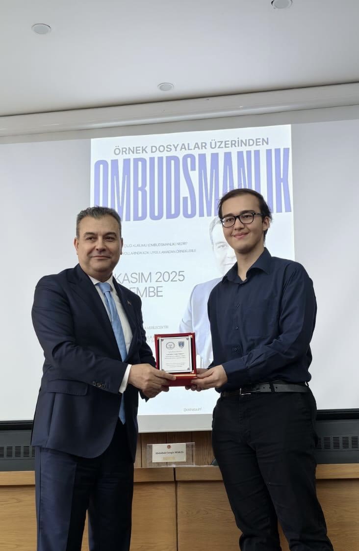 TRombudsman's tweet image. Kamu Denetçisi  Sayın Abdullah Cengiz Makas, Ankara Üniversitesi Hukuk Fakültesi öğrencileri ile bir araya geldi.

Ankara Üniversitesi Hukuk Fakültesi Ombudsmanlık ve Kamu Hukuku Topluluğu’nun daveti üzerine düzenlenen programda, Sayın Makas, fakültenin konferans salonunda…