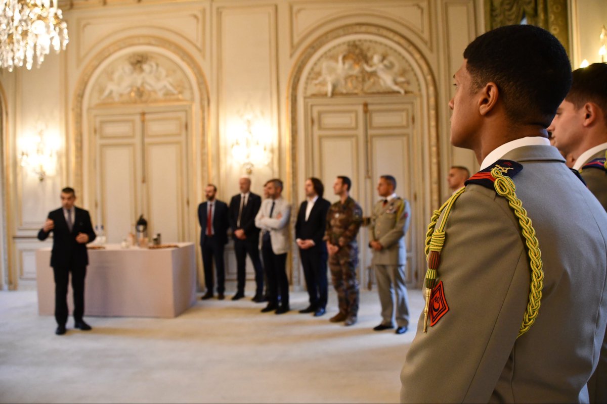 40RA_Officiel's tweet photo. Remise de chèque Terre Fraternité - ADO / Invalides
Grâce à la 7ᵉ édition du Lutum Corda, course solidaire au profit des blessés de l’armée de Terre, le régiment remet fièrement 20 000 € à Terre Fraternité ADO.
Merci aux 900 coureurs pour cet élan de fraternité 
Sursum corda ! https://t.co/8uDYejJto7