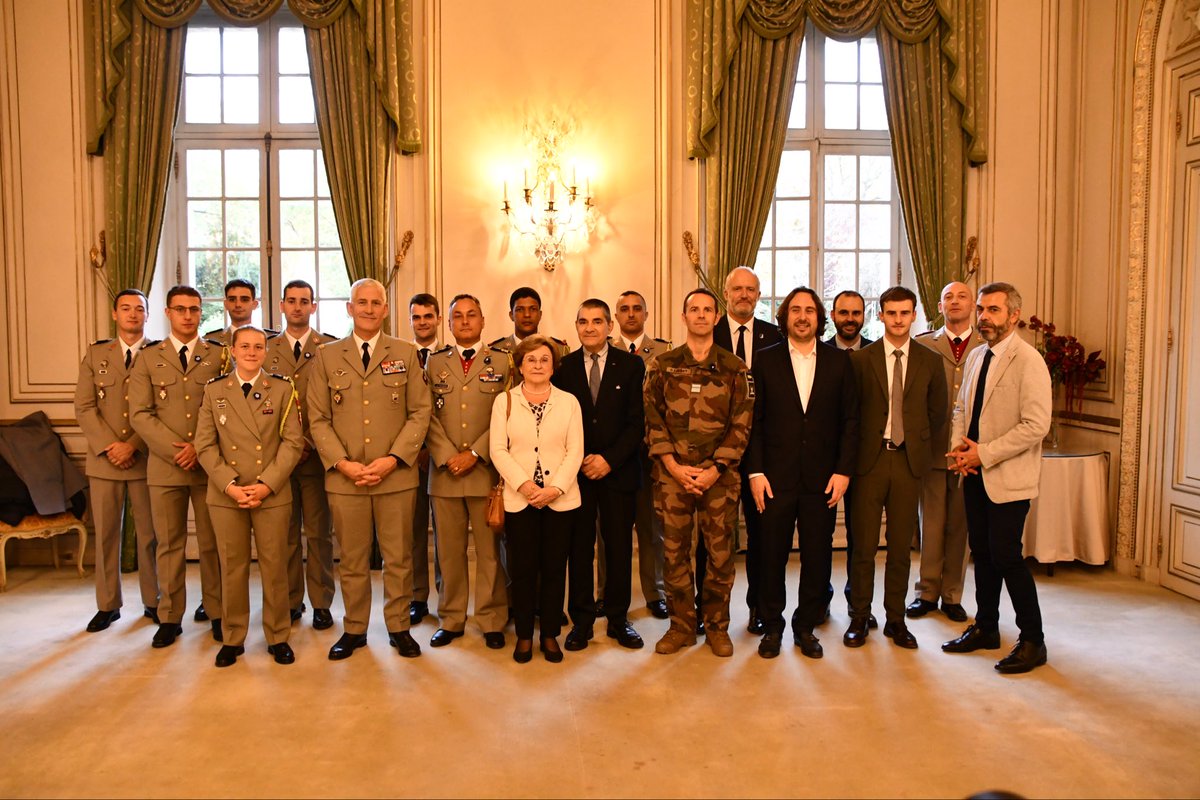 40RA_Officiel's tweet photo. Remise de chèque Terre Fraternité - ADO / Invalides
Grâce à la 7ᵉ édition du Lutum Corda, course solidaire au profit des blessés de l’armée de Terre, le régiment remet fièrement 20 000 € à Terre Fraternité ADO.
Merci aux 900 coureurs pour cet élan de fraternité 
Sursum corda ! https://t.co/8uDYejJto7