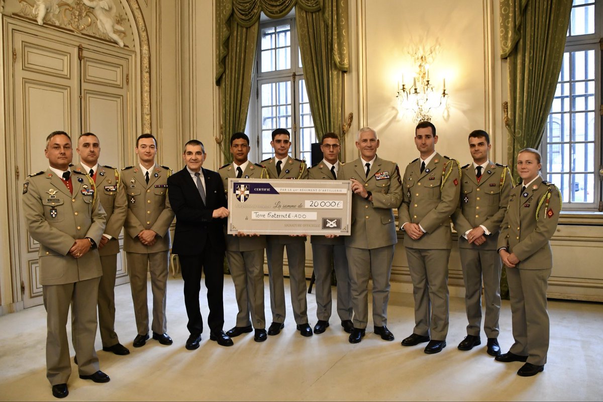 40RA_Officiel's tweet photo. Remise de chèque Terre Fraternité - ADO / Invalides
Grâce à la 7ᵉ édition du Lutum Corda, course solidaire au profit des blessés de l’armée de Terre, le régiment remet fièrement 20 000 € à Terre Fraternité ADO.
Merci aux 900 coureurs pour cet élan de fraternité 
Sursum corda ! https://t.co/8uDYejJto7