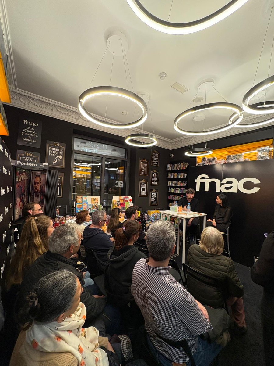 SalamandraGraph's tweet image. Presentación de ‘Charles loves Josefa’ de Fermín Solís @ferminsolis2 ,XVIII Premio Fnac-Salamandra Graphic, junto a Marta Kayser en Fnac Goya