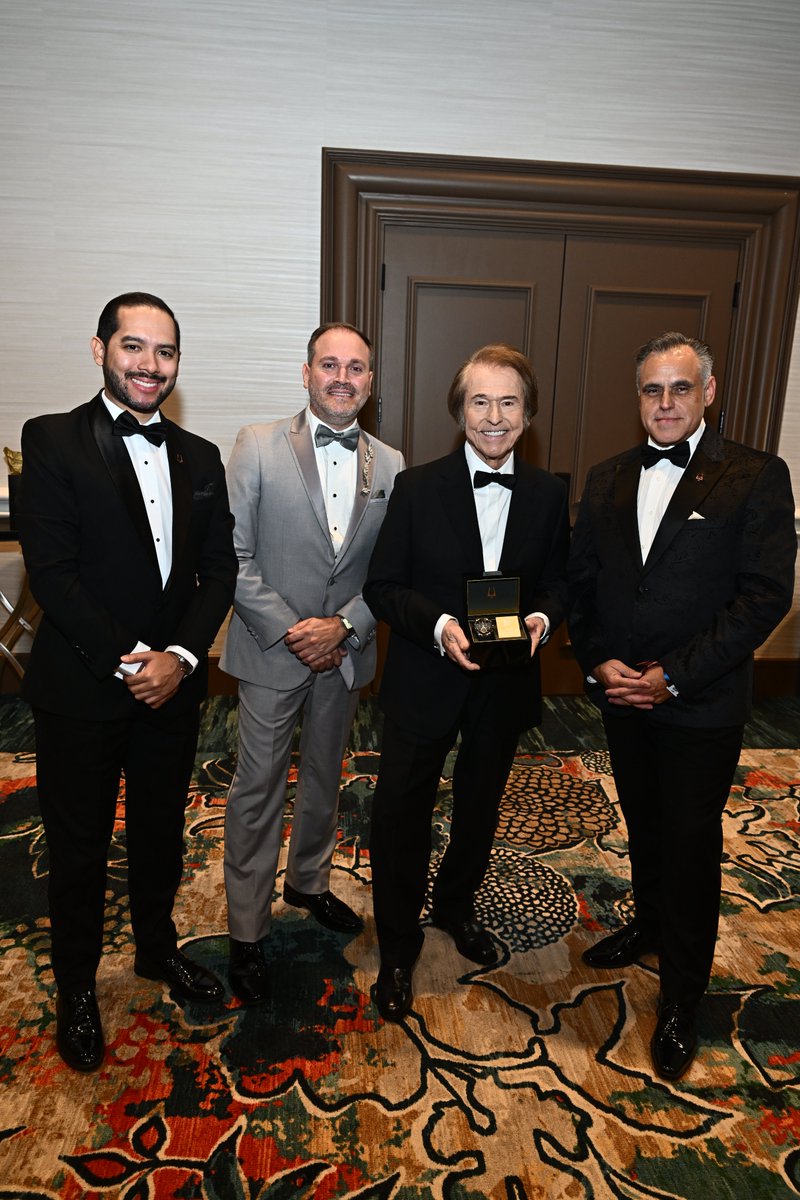 🌟<a href="/Bulova/">Bulova</a> helped honor #LatinGRAMMY Person of the Year Honoree, Raphael, and all of his accomplishments with a special #Bulova timepiece! ⌚

🌟<a href="/Bulova/">Bulova</a> le hizo un homenaje a la Persona del Año del #LatinGRAMMY, Raphael, y todos sus logros con un reloj especial #Bulova! ⌚
