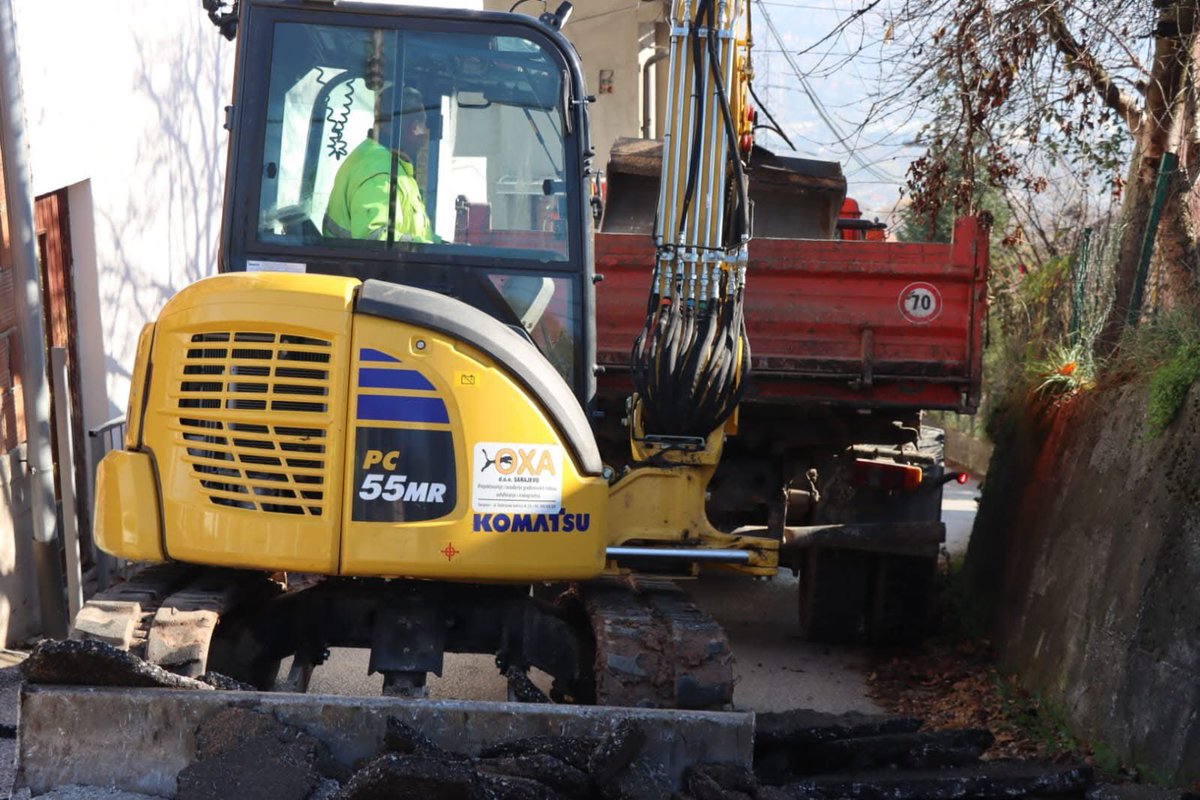U ulici Gornji Velešići započeli su radovi na obnavljanju, zamjeni i ojačanju dotrajalih kolovoza na dionici dužine oko 125 metara. Tokom izvođenja radova predviđeno je:

- zamjena asfaltne površine,

- postavljanje novih ivičnjaka i

- postavljanje i obnova saobraćajne
