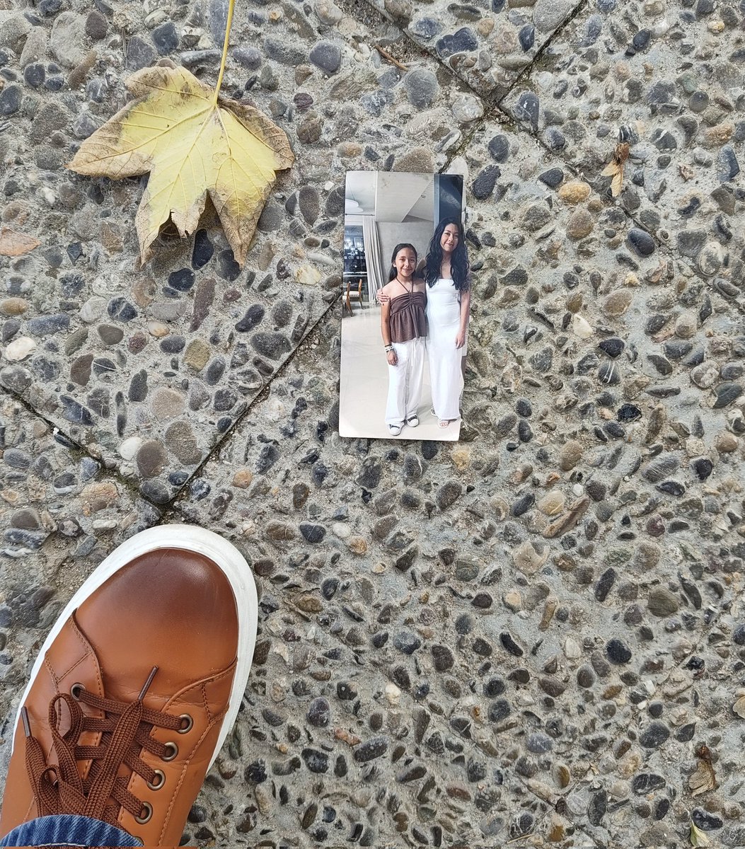 Hoy el viento ha entrado por las ventanas de una de las casas vecinas y ha esparcido un montón de papeles por la calle. Y me he topado con esta foto recortada. ¿Cuál creéis que es su historia?