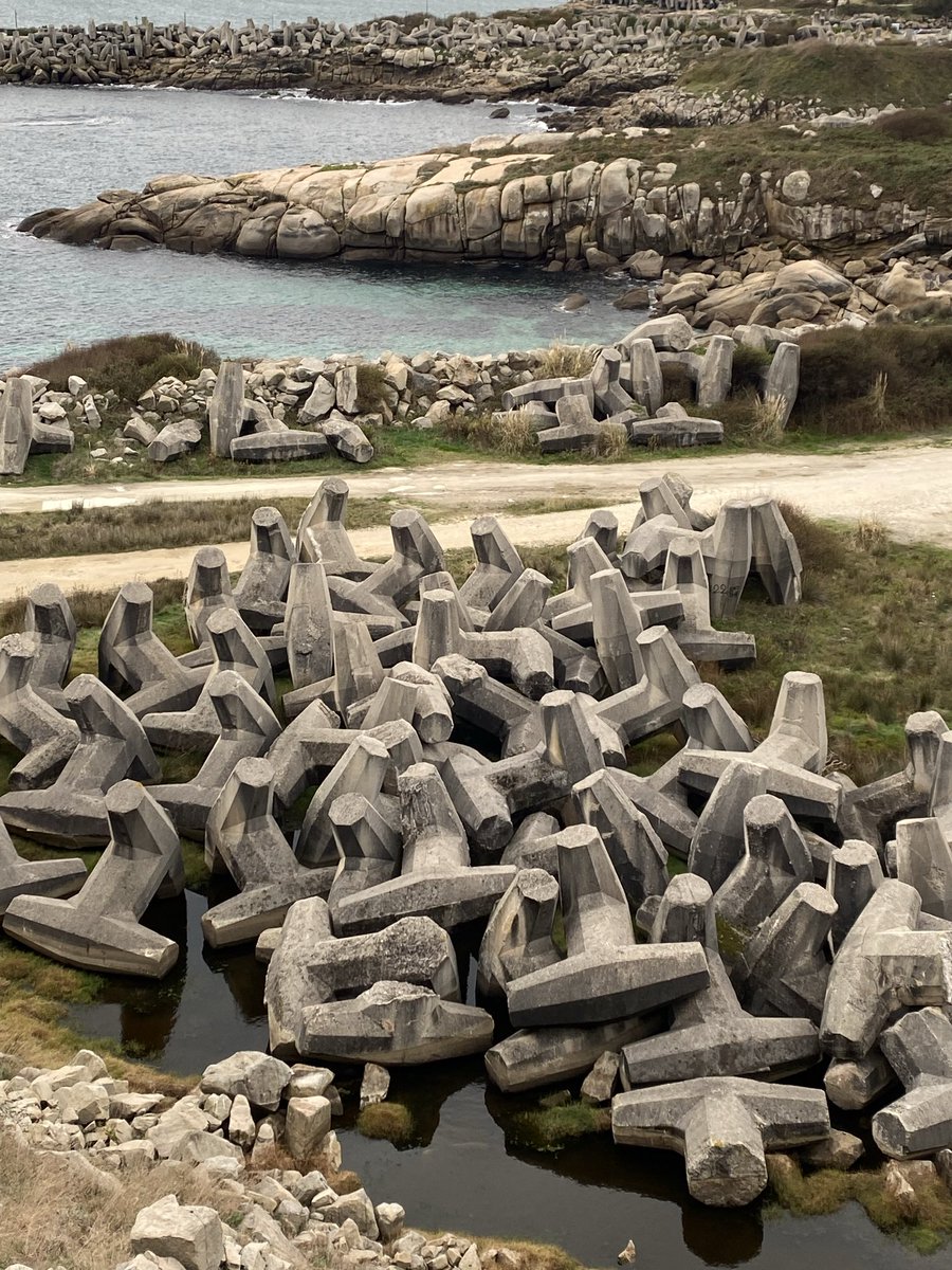 Algunas obras hechas con productos industriales, como estos dolos de hormigón armado, de Morás, están cerca de ese género llamado arte moderno.