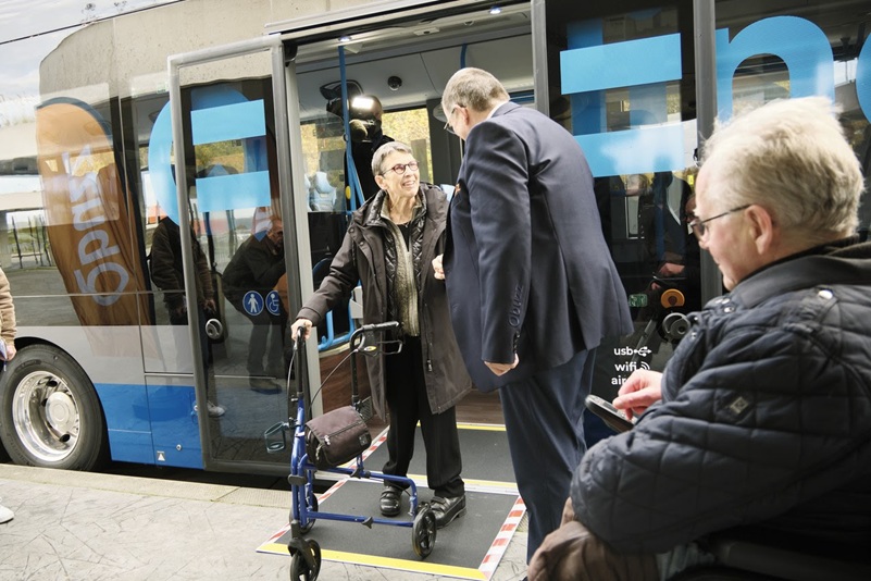 OVnieuwsINFO's tweet photo. Nieuwe generatie elektrische Qliners gedoopt - https://t.co/DlMyRBIx6Z
#Gieten #Groningen #Drenthe #Bus #Bussen #Qbuzz #Qliner #Yutong #OVnieuws #OpenbaarVervoer #Busleven
Foto: ยฉ OV-Bureau Groningen Drenthe https://t.co/NfLH0EUyfO