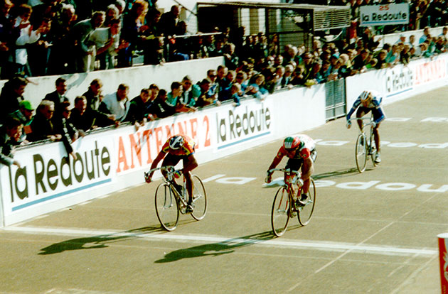 BikeRaceInfo's tweet photo. Each week on my home page I'm posting a picture of a Paris-Roubaix winner, in year order. This week it's the photo finish of the 1990 edition with Eddie Planckaert just beating Steve Bauer.
https://t.co/DKqDSV2PLF https://t.co/KnvhFLIX3o