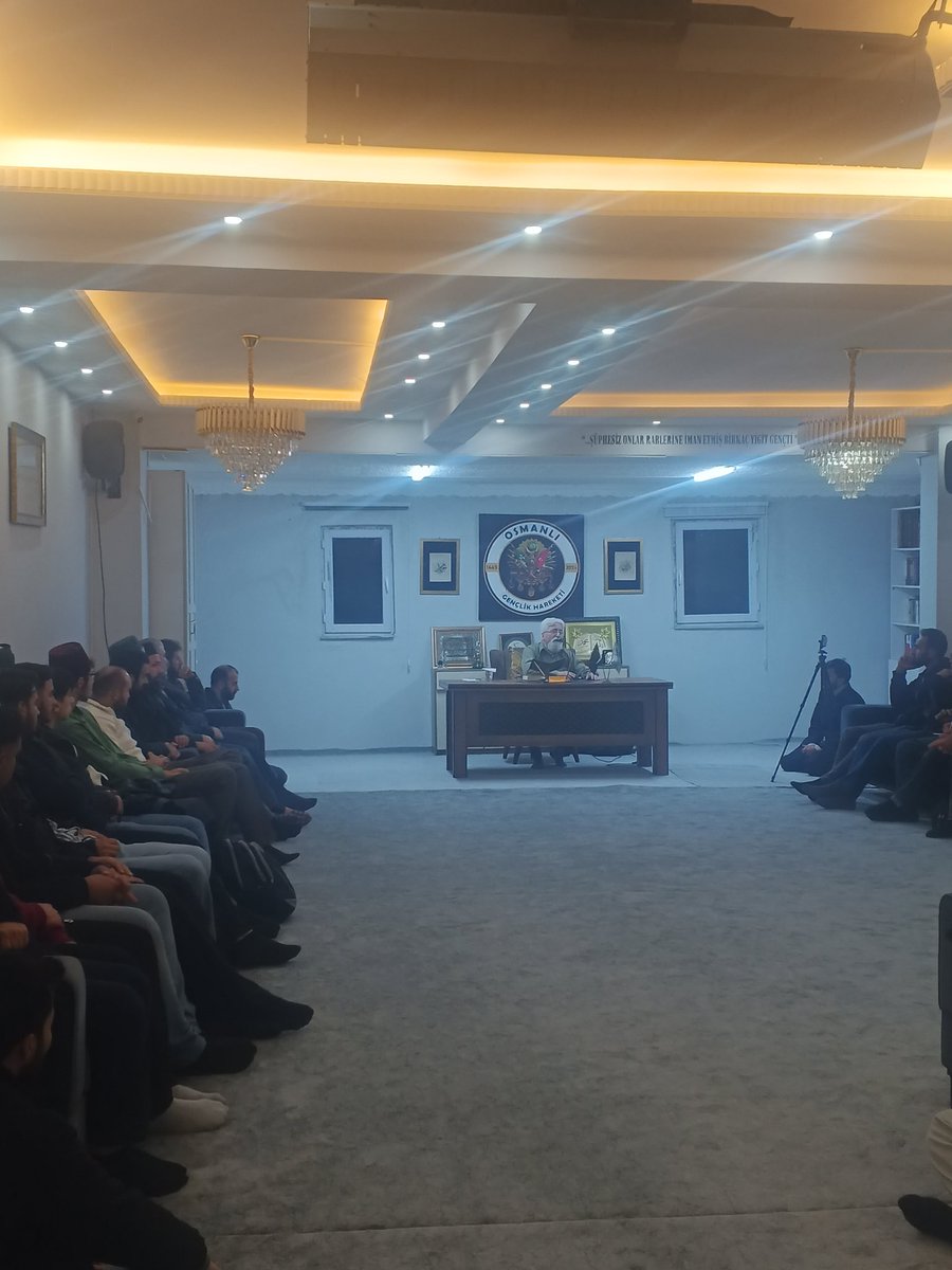 Osmanlı Gençlik Hareketi merkezinde yazarımız Yaşar Gören'in konferansı devam ediyor. Konferans sonrası Yaşar Gören sorulara cevap verecek ve kitaplarını imzalayacak.