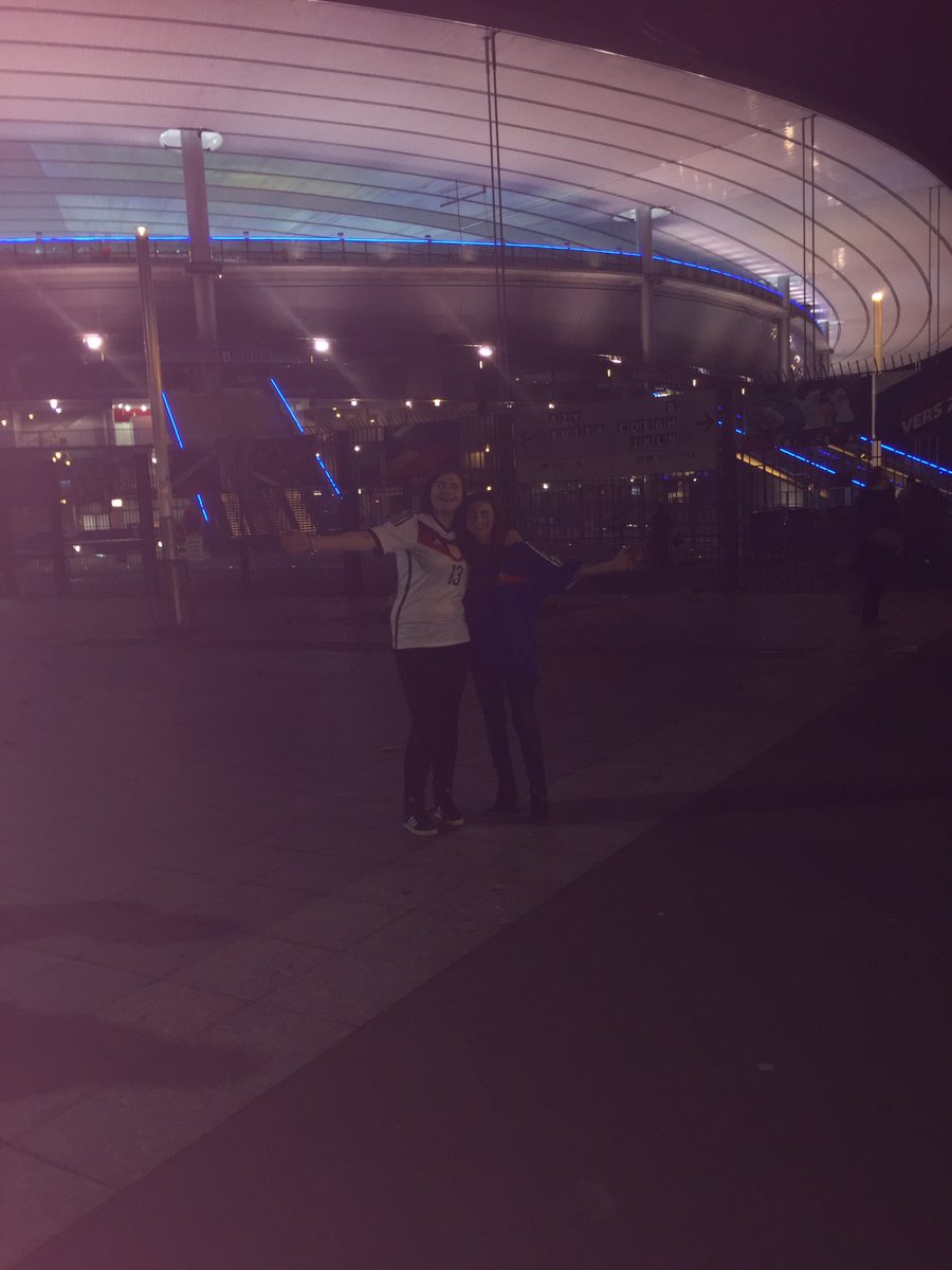 flo_btl's tweet photo. Nous sommes rentrées par la porte L ce soir la quasiment à la même heure que le kamikaze. J’oublierai jamais… j’entends encore les explosions. La panique a la sortie du stade, les mouvements de foule, cette personne en fauteuil roulant renversée sous mes yeux. #13novembre https://t.co/7hhmEJvF07