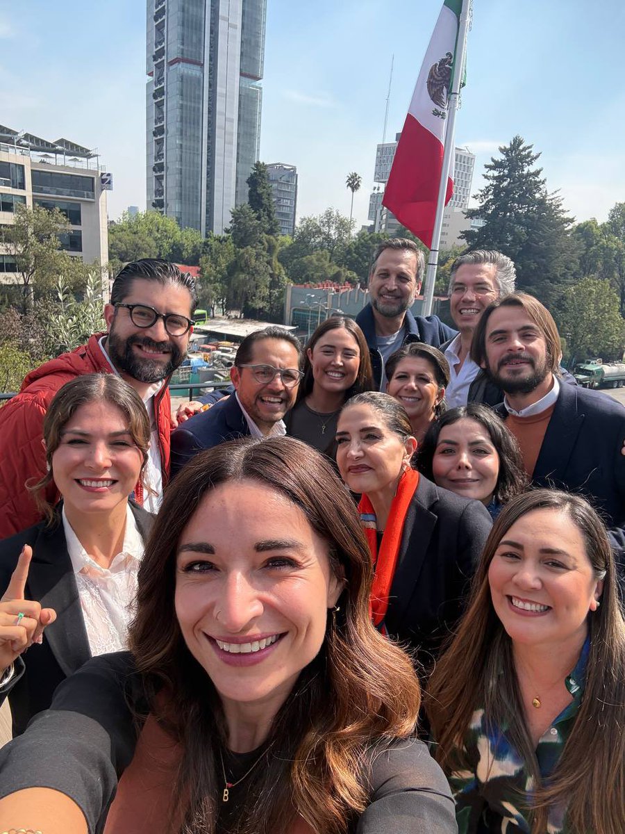 LBallesterosM's tweet image. Ayer desde la Comisión Permanente volvimos a hacer lo que nos mueve: poner a las personas en el centro y defender las causas que construyen un México Nuevo.

También reabrimos la Casa Naranja en la CDMX, un espacio para encontrarnos, organizarnos y proyectar el futuro que estamos…