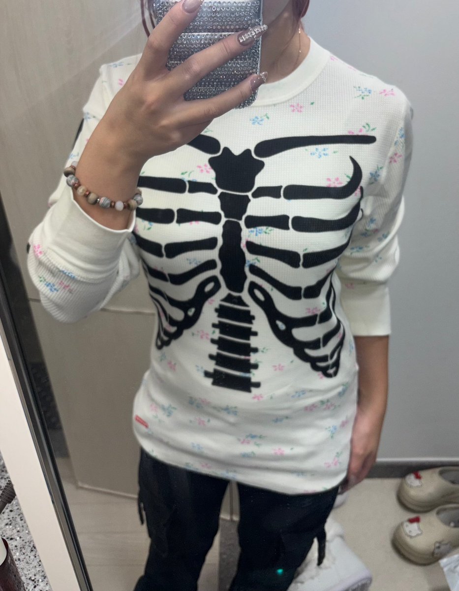 palgulee's tweet image. 슈프림 헤인즈 실물 맘에 들어 귀욥
근데 좀 초딩같기도