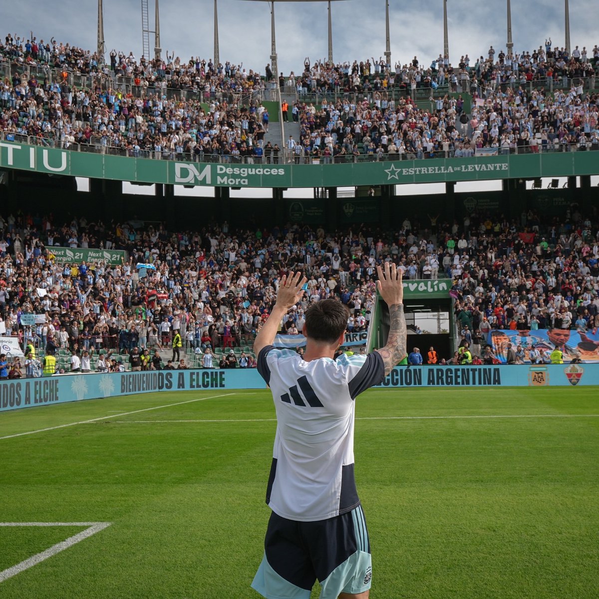 BarcaUniversal's tweet image. ❗️25,000 fans turned up at Elche to watch Leo Messi and Argentina train.