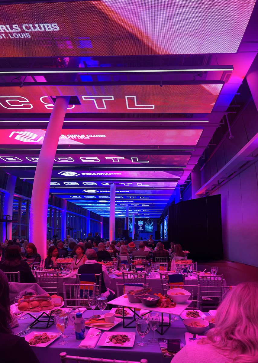 reneknottsports's tweet photo. Great night at @Energizer_Park emceeing the annual @bgcstl Great Futures Gala. #inspiring #GivingBack #clubkids #YouthOfTheYear https://t.co/LE8gAk9Ttd