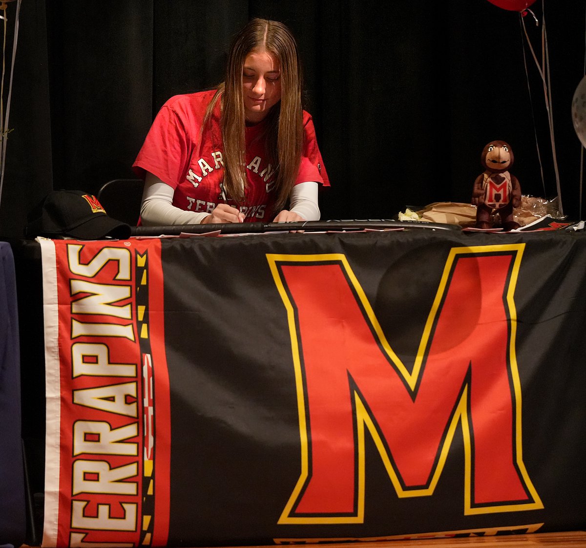 There were several local high school stars that made their college plans official during the NCAA early signing period- check out who will shine at the next level (will update as schools hold ceremonies) <a href="/tommycassell44/">Tommy Cassell</a> <a href="/ajungphoto1/">Allan Jung 🏳️‍🌈</a>   telegram.com/story/sports/h… via <a href="/telegramdotcom/">telegramdotcom</a>