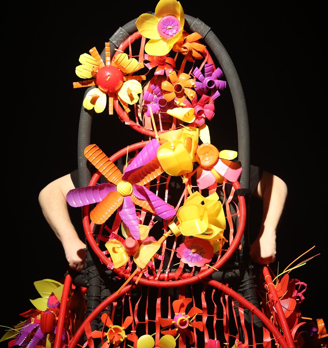 una historia de terrorcito

la historia del niño refugio galván, y de cómo un buen día le salieron alas.

D16 de noviembre 17:00 y 18:30 h.

Espacio Cinético TaKtá C/ Toril, 3
Navalmoral de la Mata

Entradas bit.ly/4nOZym5

<a href="/espaciotakta/">Taktá CentrodeArtes</a>