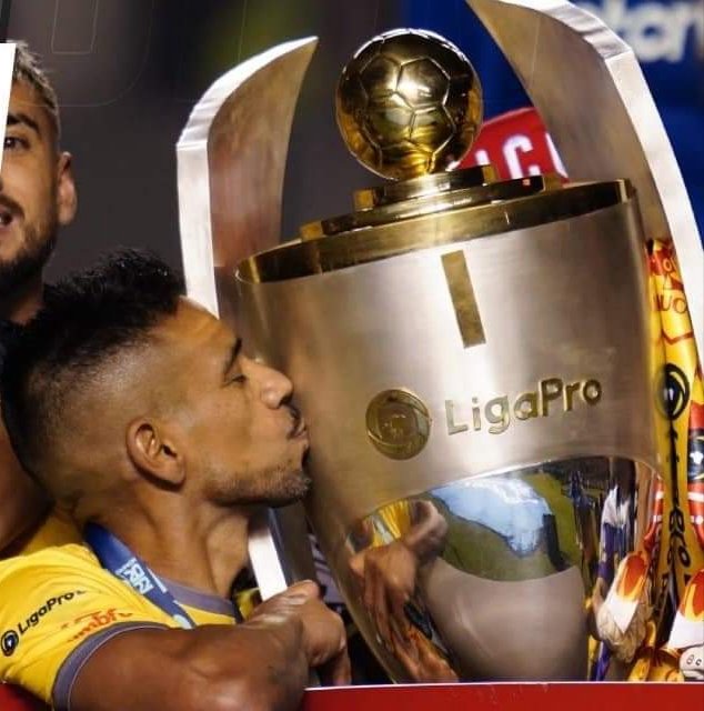 juanfrantacuri's tweet image. #tbt 13 nov. 2022 EL DÍA QUE CAMBIÓ LA HISTORIA. Capi @figueroa_negro Gracias eternas a todo el equipo 2022. La PRIMERA ya se pinta para siempre 💛❤️🩶