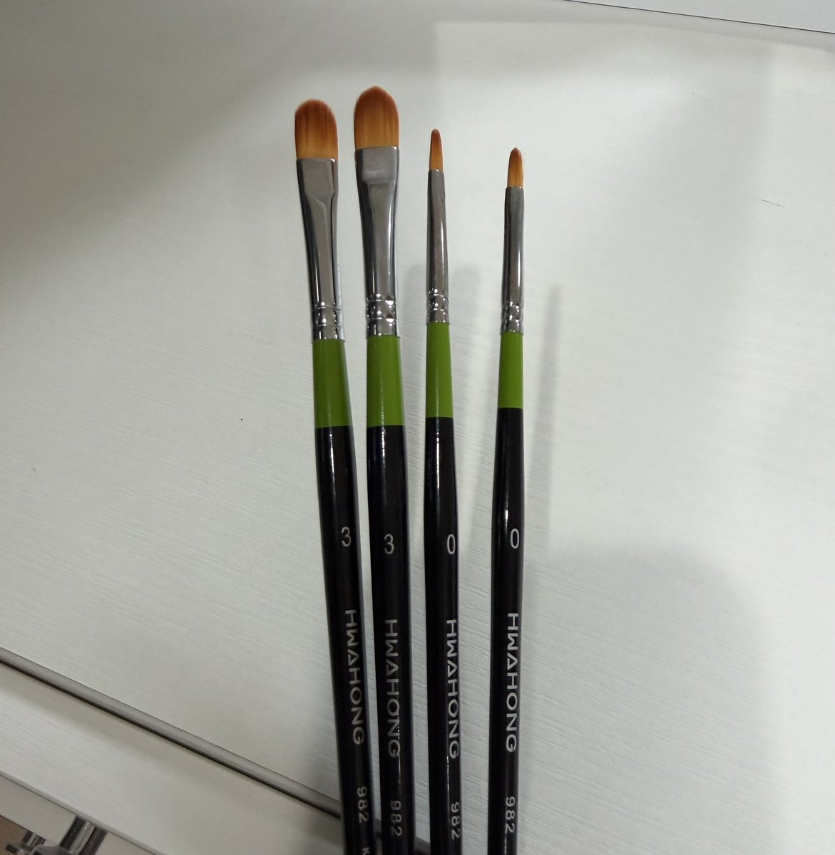 컨실러 브러시는 화홍 982 3호/0호 강력추천합니다
(처음에는 풀이 엄청 먹여져있으니, 잘 빨아서 사용하기)