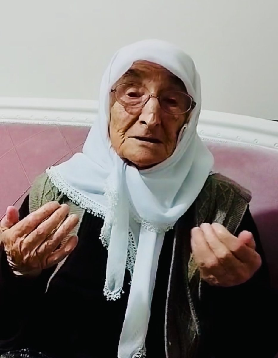 Canım Anacığım!Tam iki yıl önce bugün Rabbine kavuştun.7 çocuk,27 torun,57 torun çocuğu,4 torun torunu,17 gelin,18 damattan oluşan 130 kişilik nesil bıraktın. Neslinin daima Hak yolda olması için hep dua ediyordun.Rabbim duanın tesirini daim kılsın.Ruhun şâd olsun güzel Anacığım.